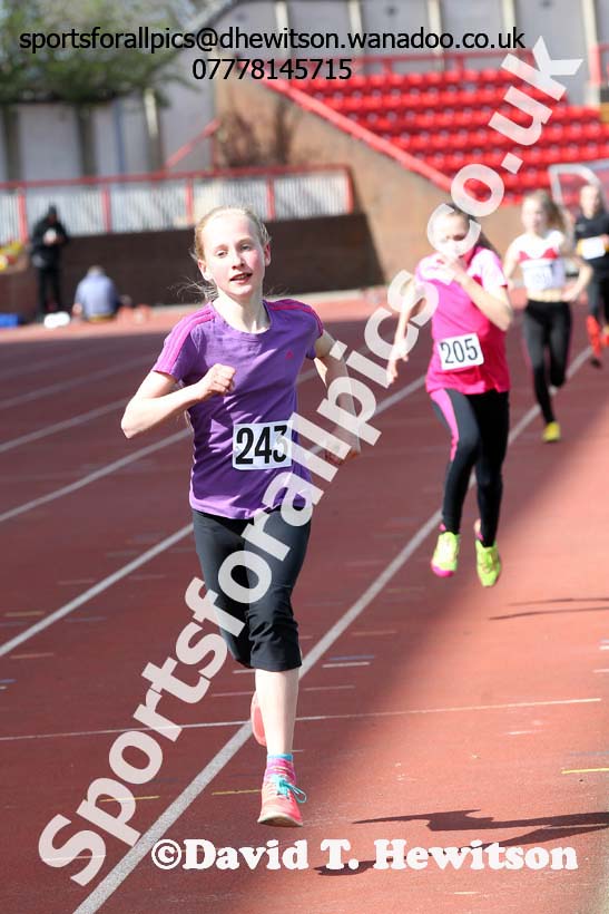 Girls 800 metres, Gateshead Open Medal Meeting. Photo: David T. Hewitson/Sports for All Pics